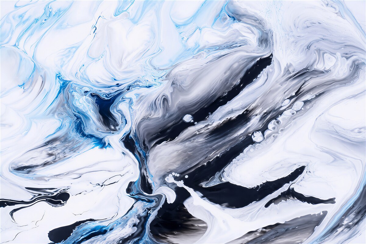 Papier peint abstraction marbre blanc-bleu avec des détails dorés