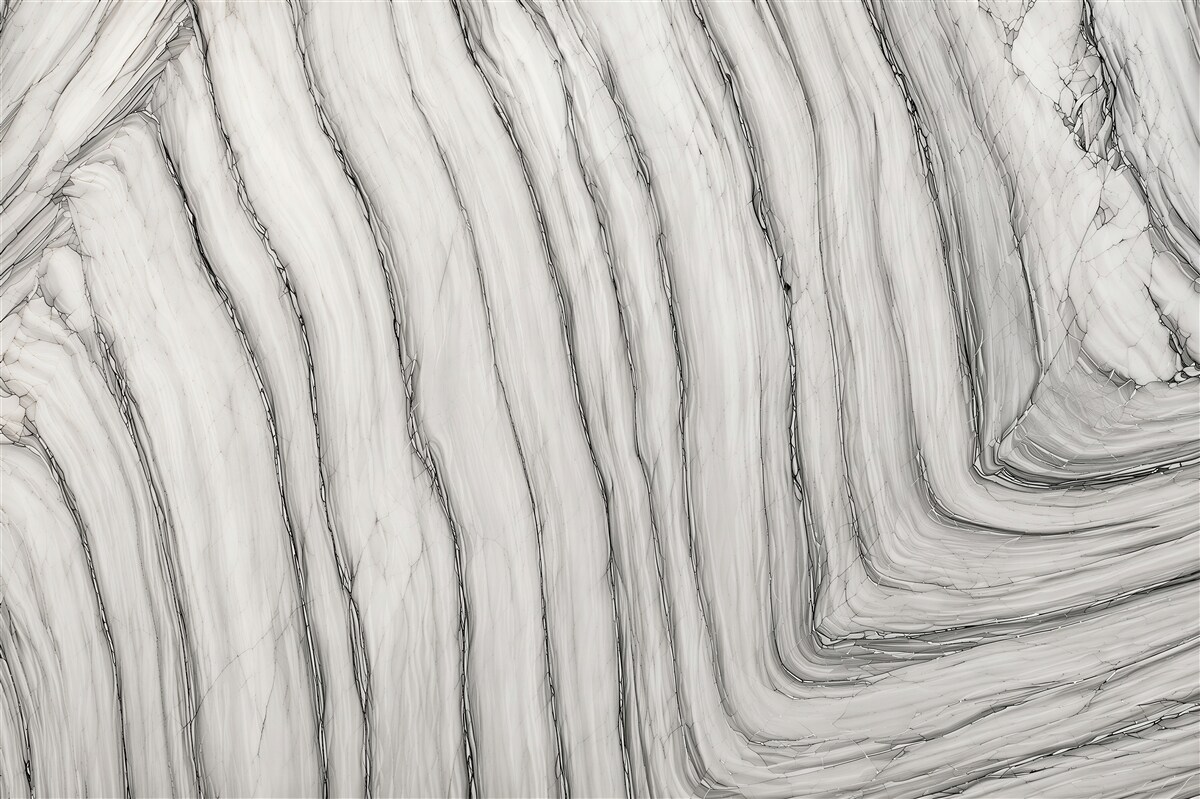 Papier peint marbre blanc gris avec des veines noires et dorées élégant moderne