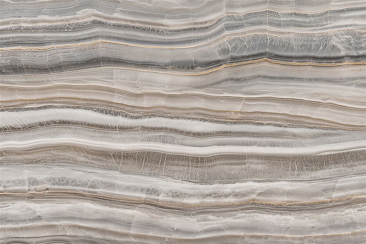 Papier peint onyx clair beige avec des couches dorées pour un intérieur élégant