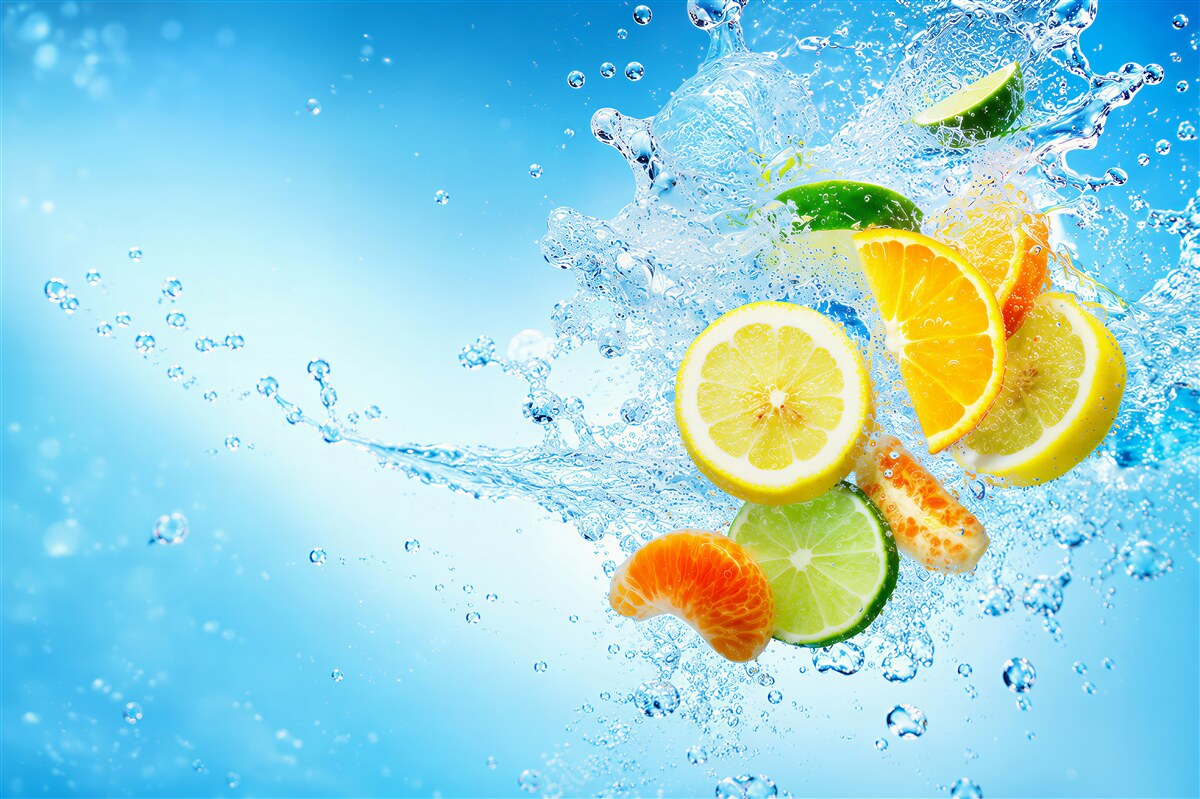 Papier peint morceaux de fruits dans l'eau