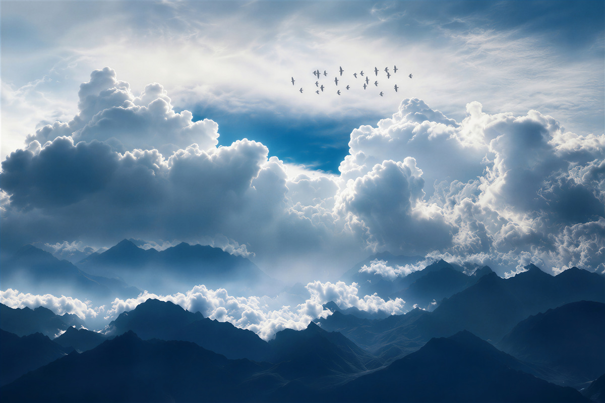 Papier peint volée d'oiseaux au-dessus de nuages denses
