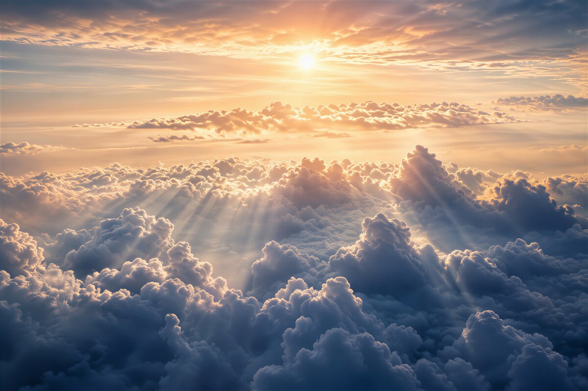 Papier peint lever de soleil au-dessus de nuages épais
