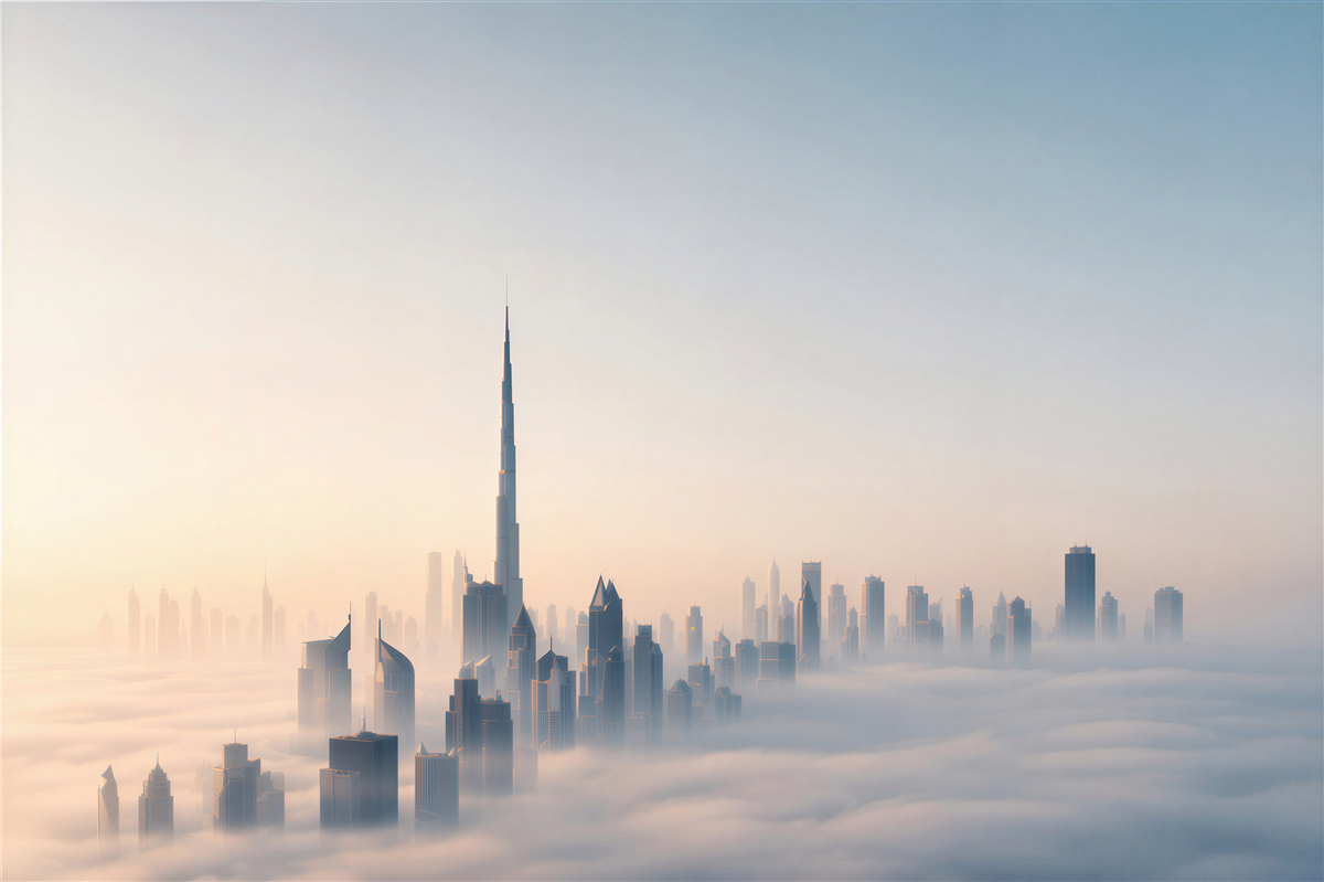 Papier peint panorama de Dubaï dans la brume au lever du soleil ville moderne