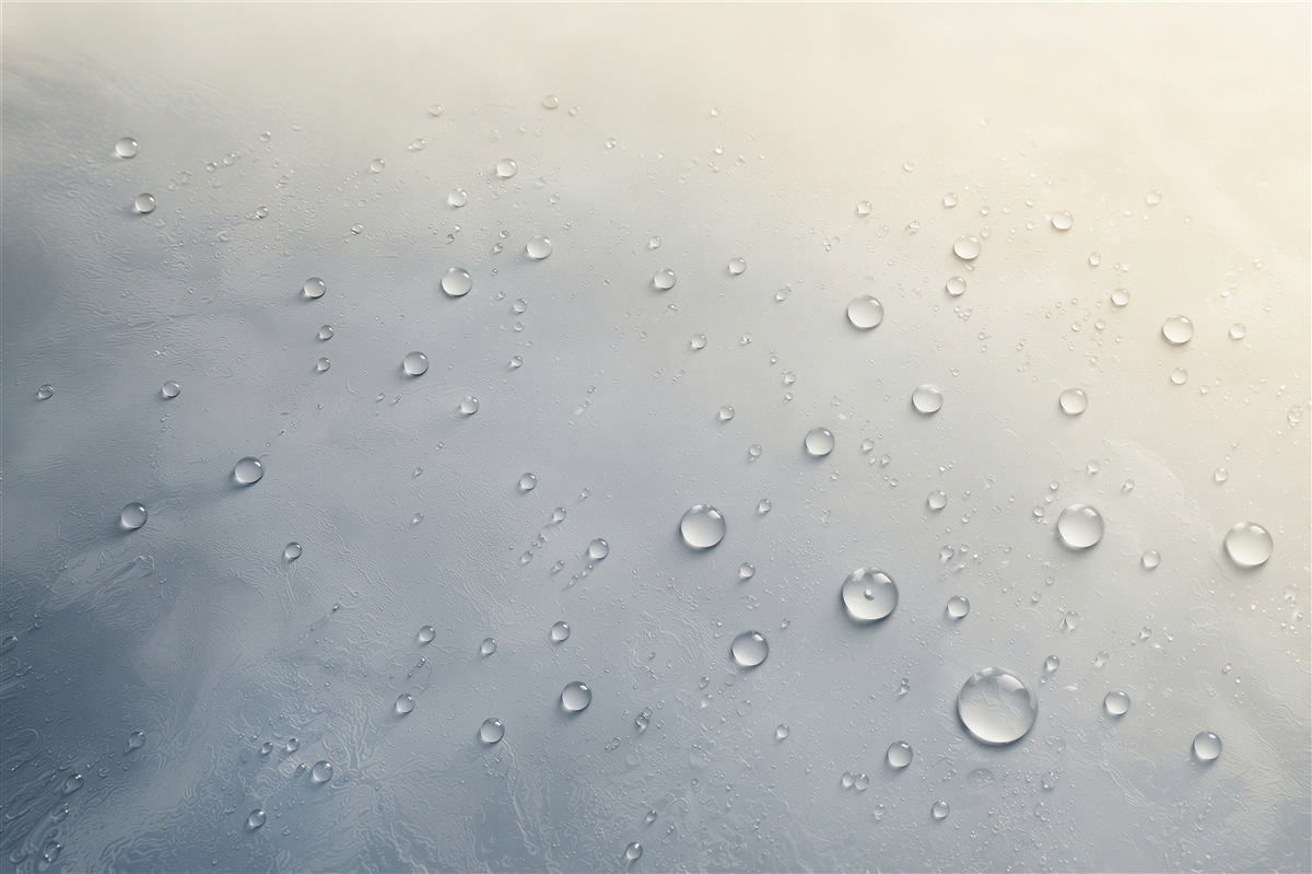 Papier peint gouttes d'eau sur surface en verre dans des tons bleu-beige