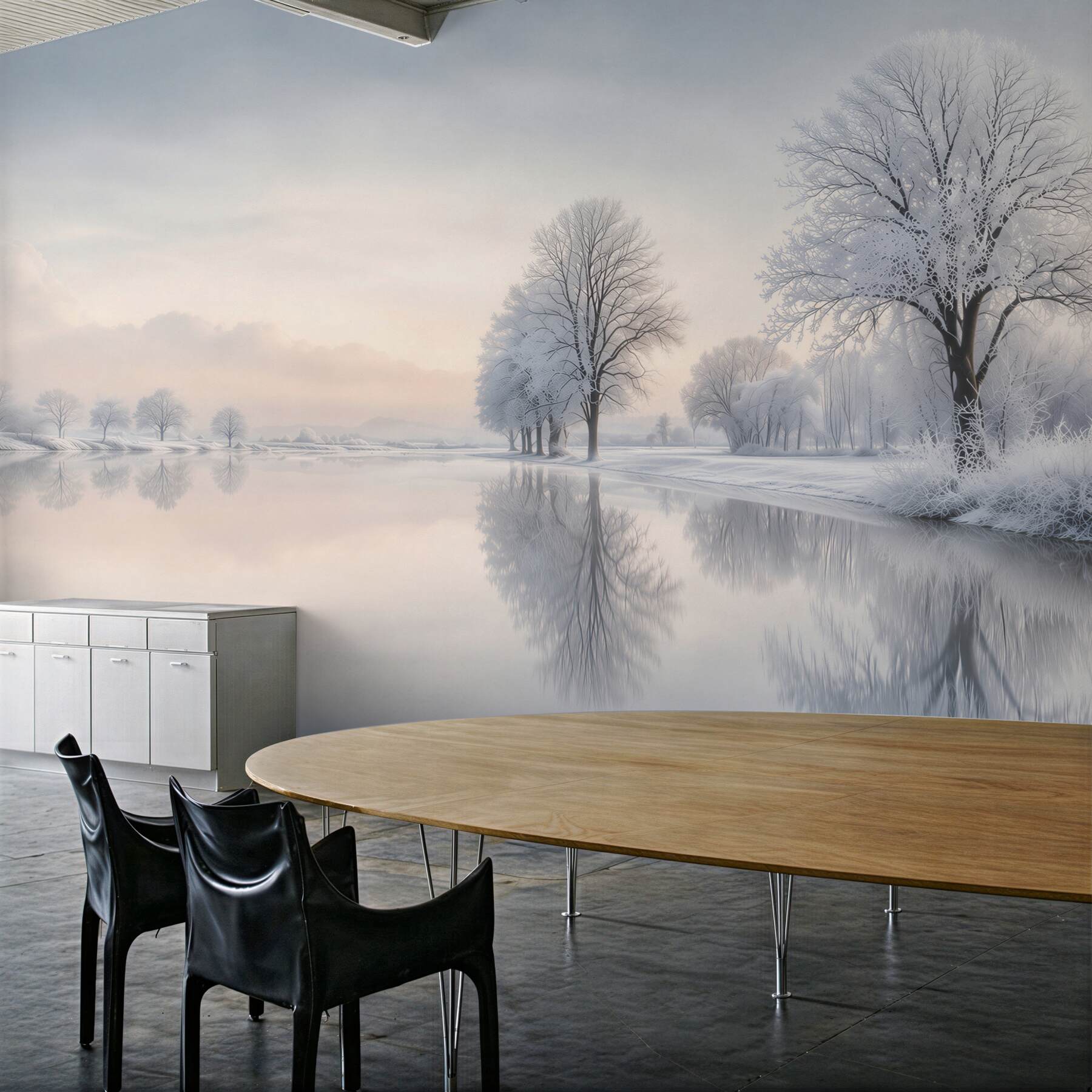Papier peint paysage d'hiver avec des arbres enneigés au bord d'un lac paisible