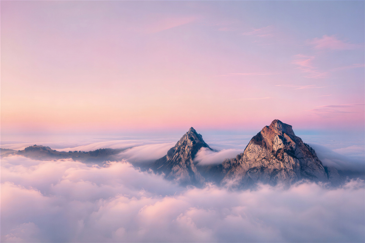 Papier peint ciel rose au-dessus des montagnes nuageuses