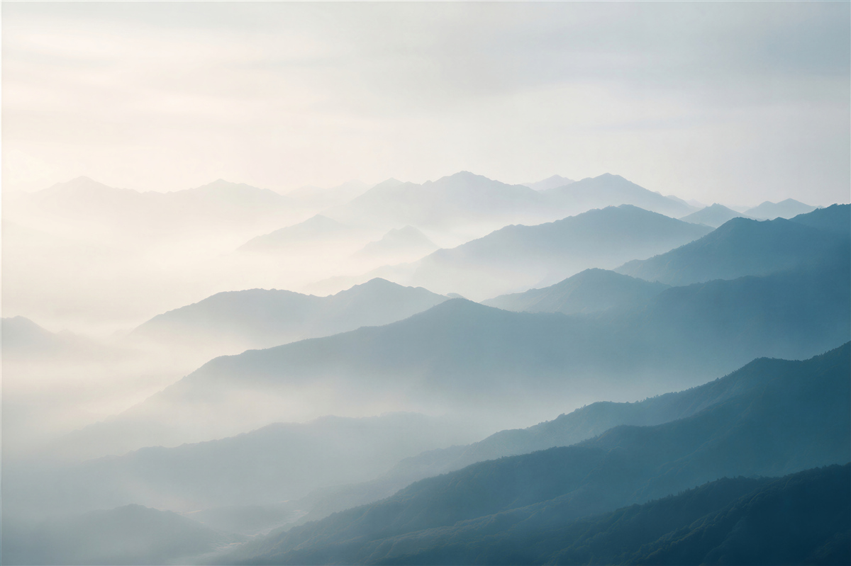 Papier peint brume matinale sur les sommets des montagnes