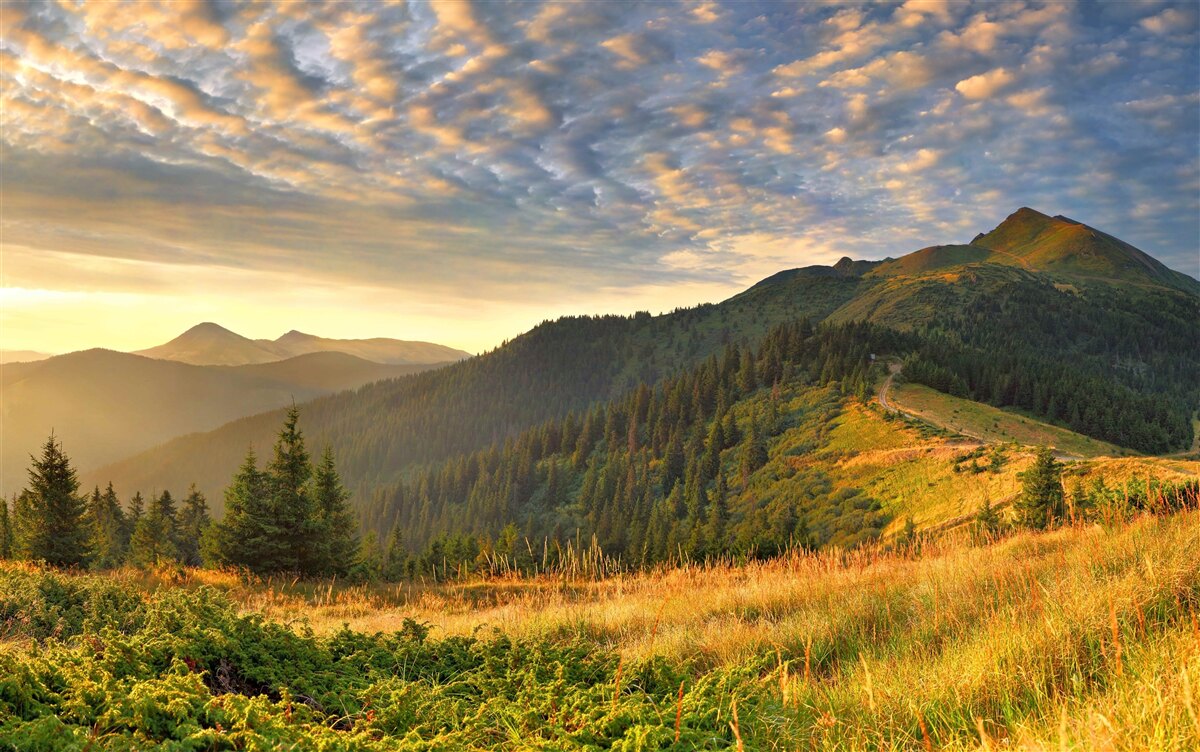 Papier peint coucher de soleil chaud au-dessus des montagnes dans les nuages
