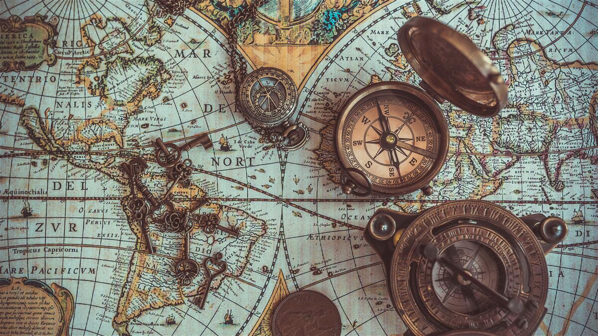 Papier peint anciennes boussoles placées sur la carte