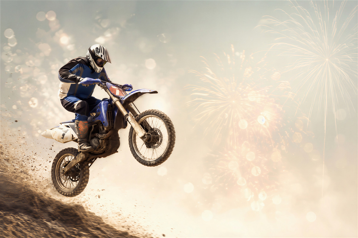 Papier peint motocycliste sur fond de feux d'artifice