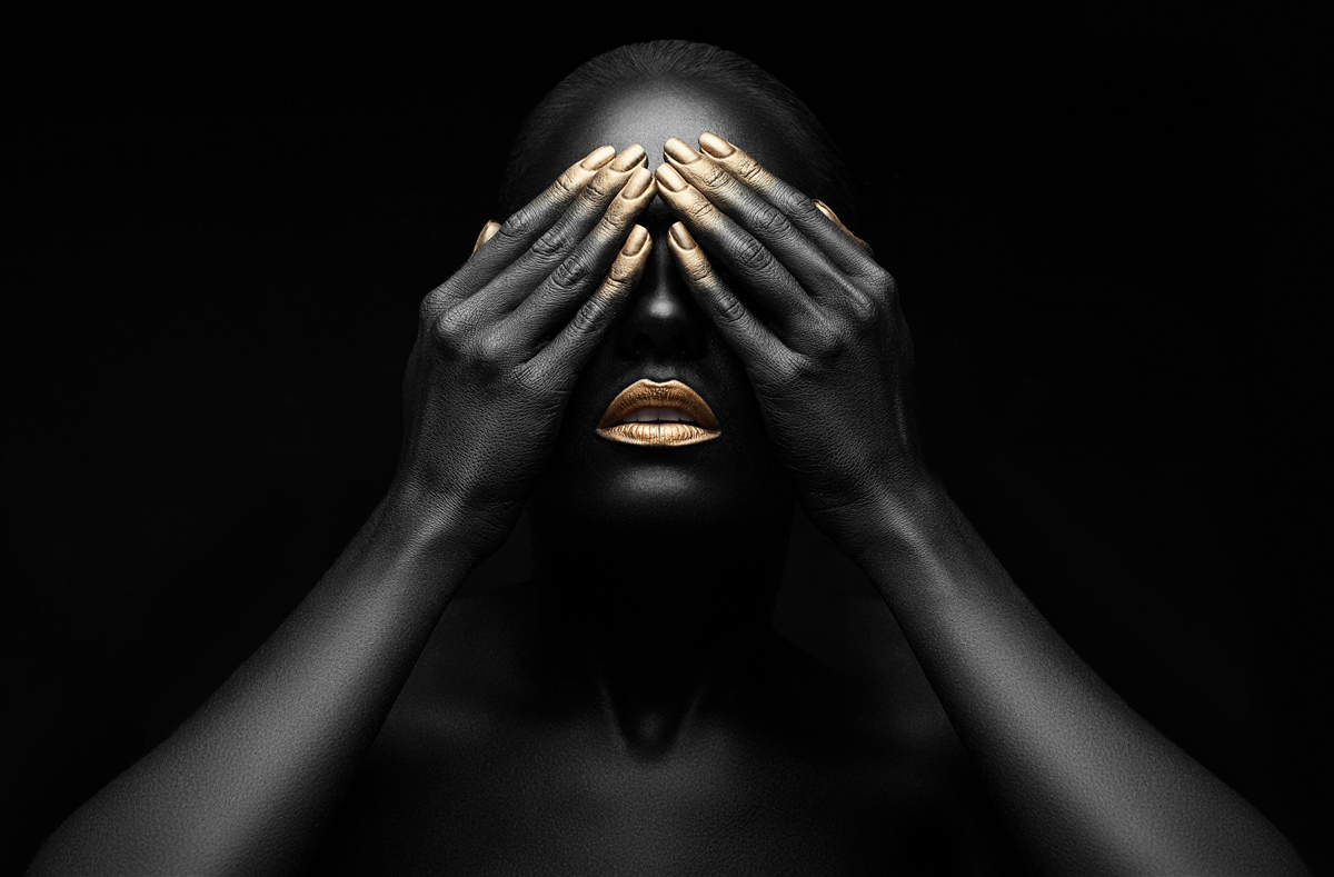 Papier peint fille avec les mains fermées sur les yeux