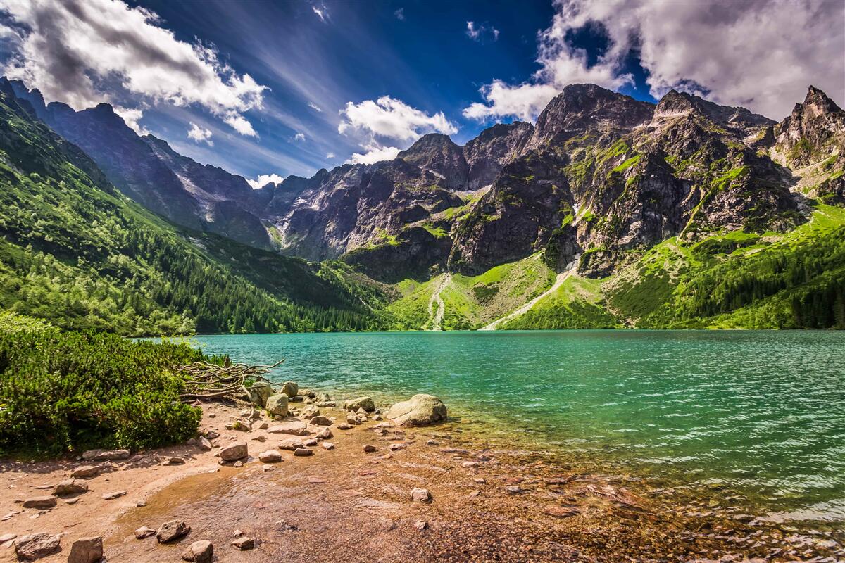 Papier peint montagnes près d'un lac vert par une journée d'été
