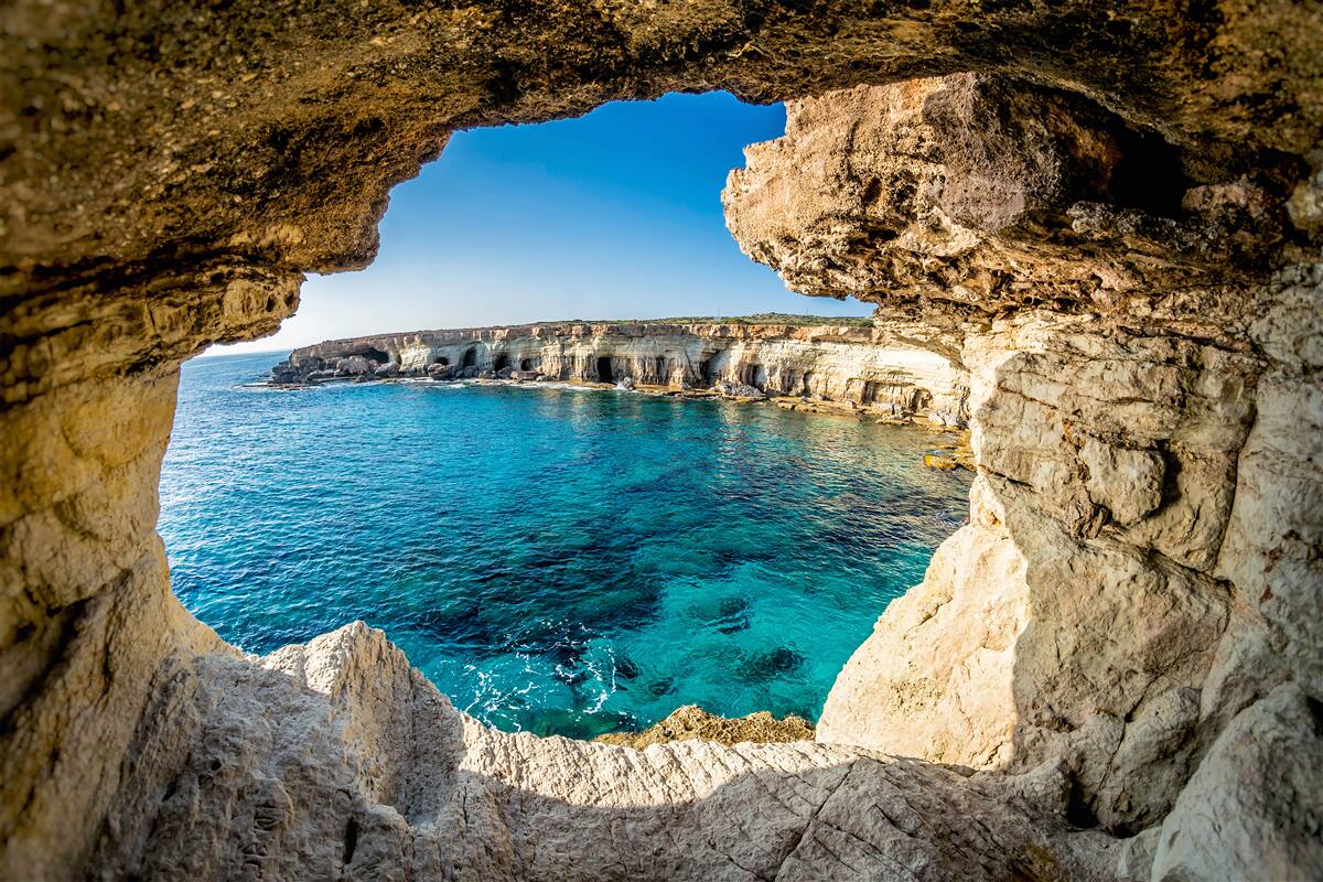 Papier peint grotte au bord de l'eau