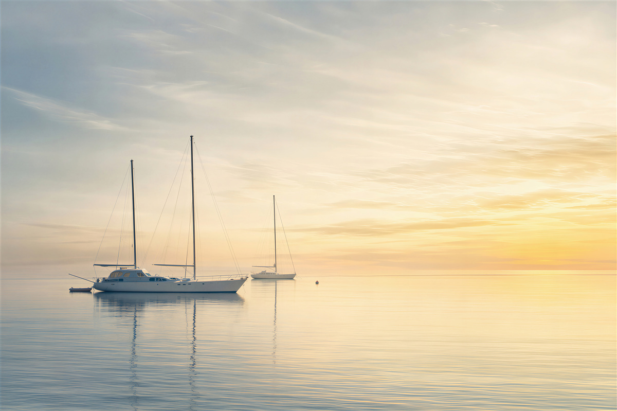 Papier peint yachts dans la baie au coucher du soleil