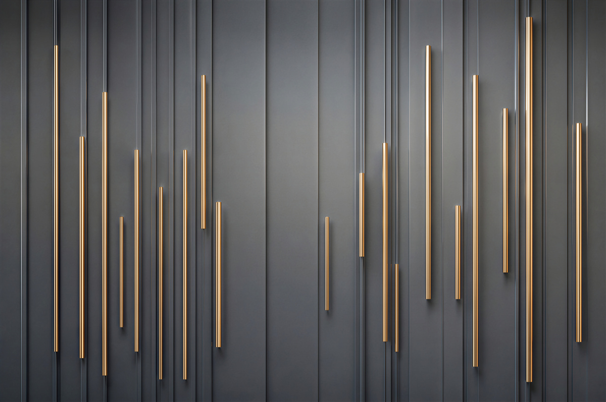 Papier peint Lignes verticales avec accents dorés
