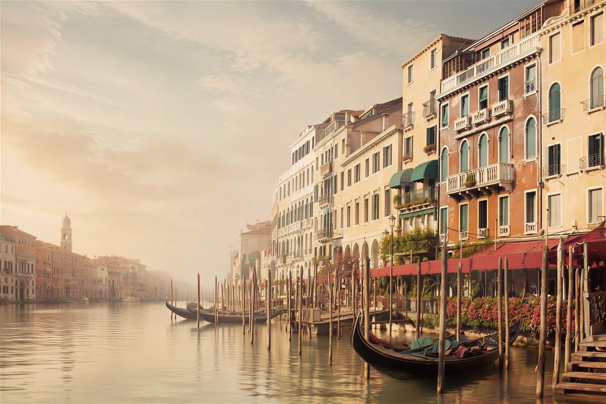 Papier peint Venise avec des gondoles au matin sur le canal