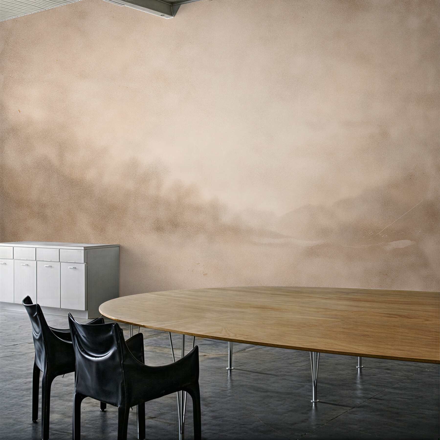 Papier peint paysage de montagne beige dans la brume