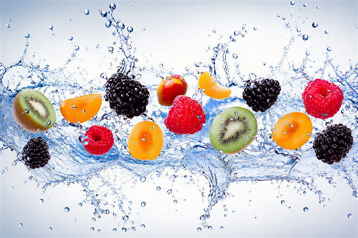 Papier peint couper des fruits juteux dans l'eau