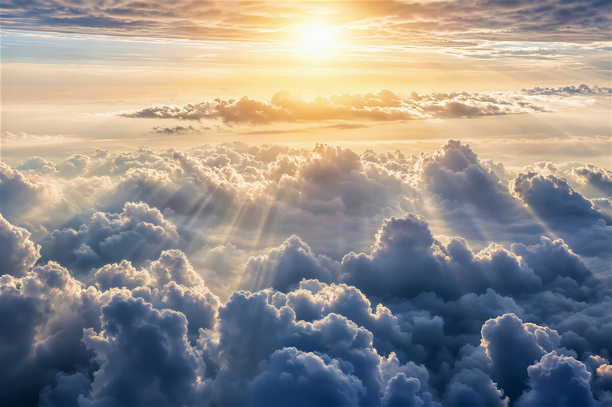 Papier peint soleil au-dessus des nuages encombrants